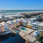 Modern House With Pool Access Near The Beach!