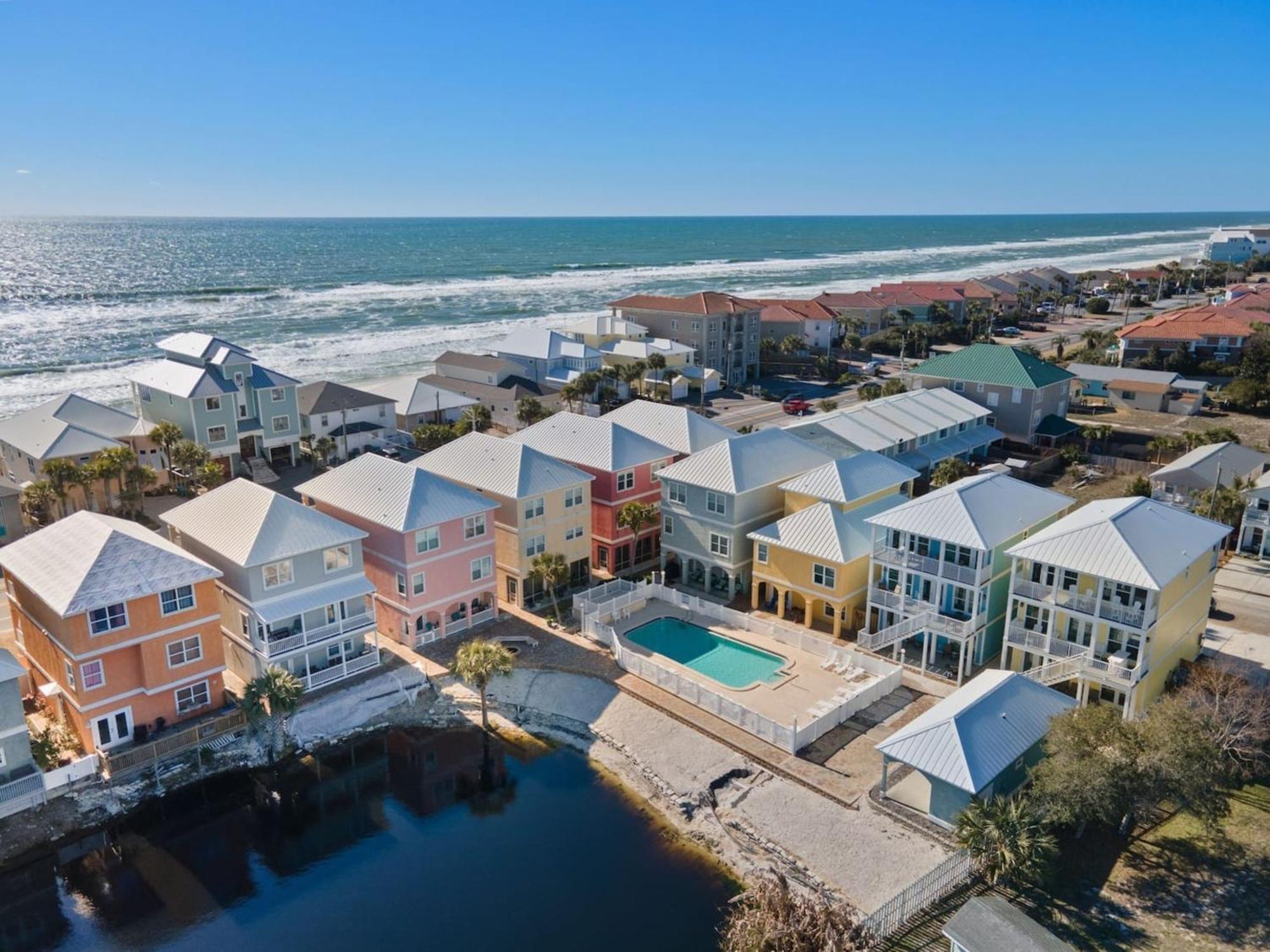Modern House With Pool Access Near The Beach!